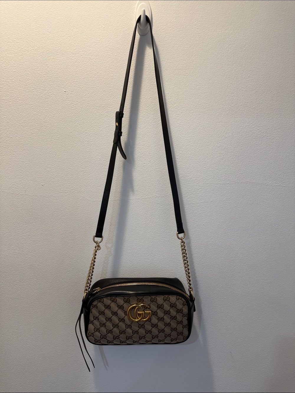 Gucci GG Supreme Small Crossbody Bag in Beige/Black